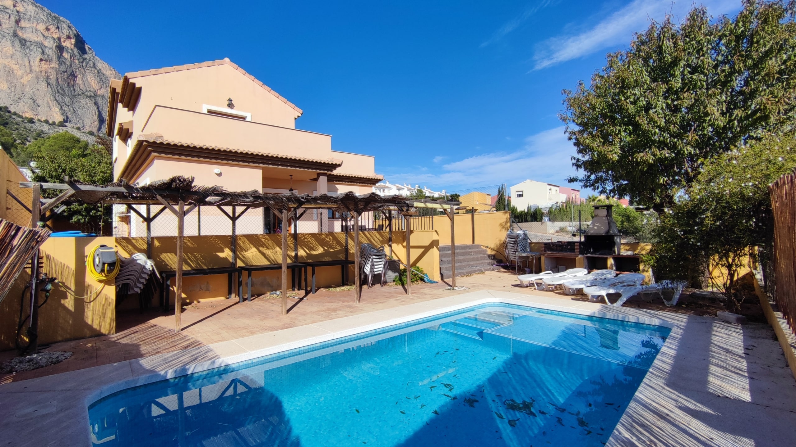 Su Nuevo Hogar con Vistas Increíbles en Polop: Exclusivo Chalet Independiente con Jardín y Piscina Privada