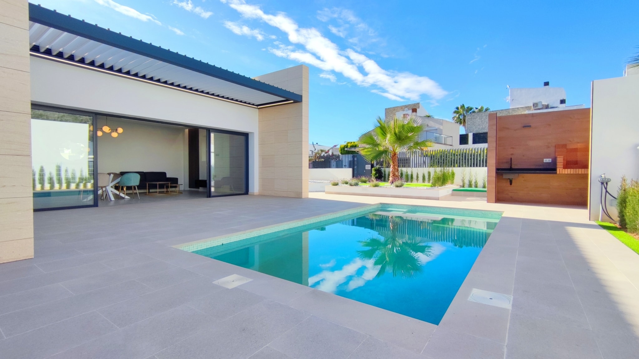 Exclusivo chalet independiente de recien construccion, con jardin y piscina privada junto a la montaña de Ponoig, en Polop, Alicante.