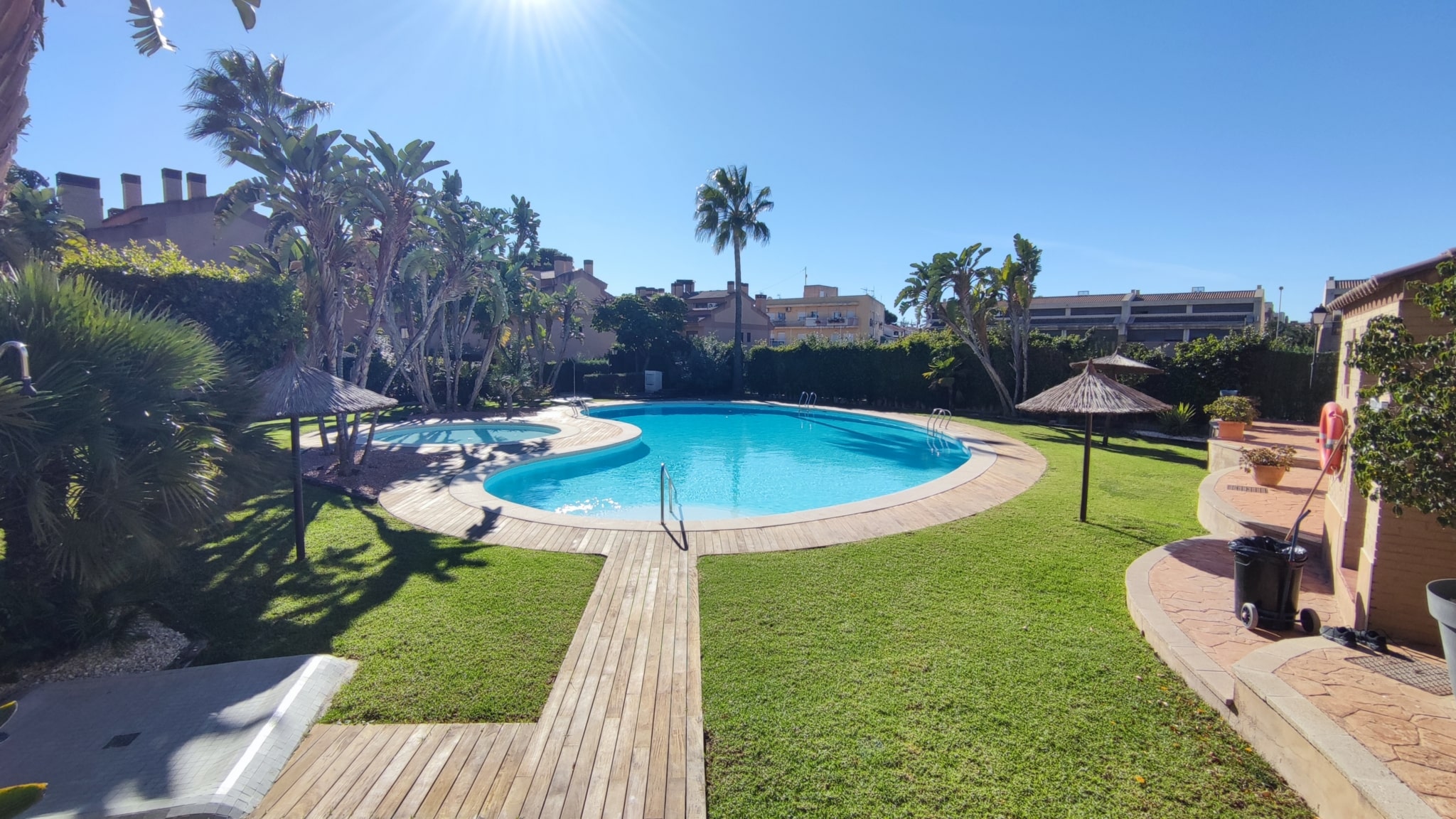 Exclusivo chalet adosado con gran terraza y sótano en San Juan De Alicante-amplitud, luz y calidad en un entorno residencial privilegiado