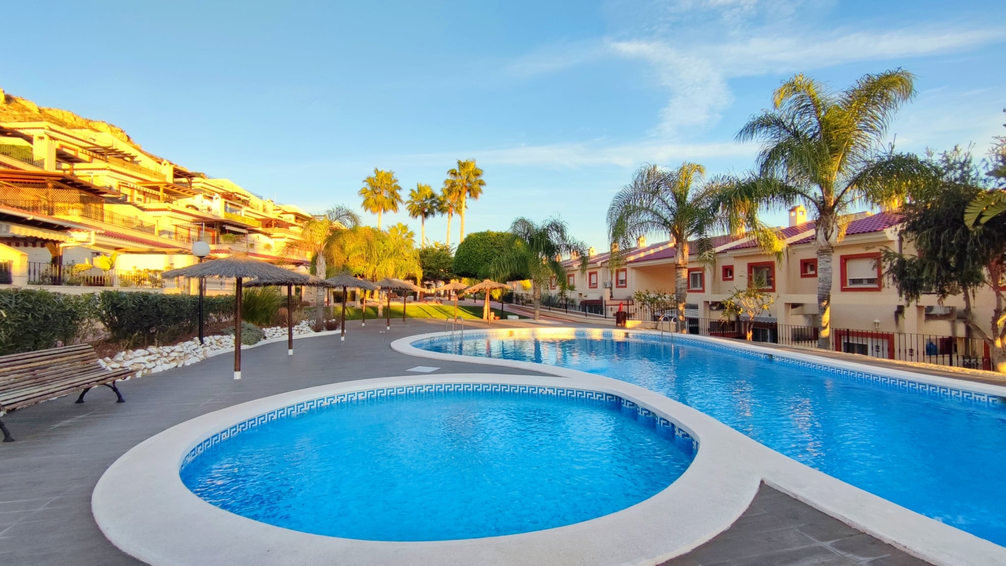 Preciosa Planta Baja con Gran Terraza en Urbanización con Piscina, Jardín, Garaje y Trastero